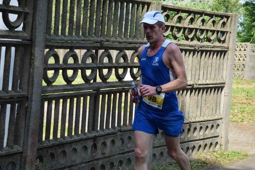 Ryszard Andersz przebiegł wspólnie ze swoimi biegowymi przyjaciółmi swój 100 maraton