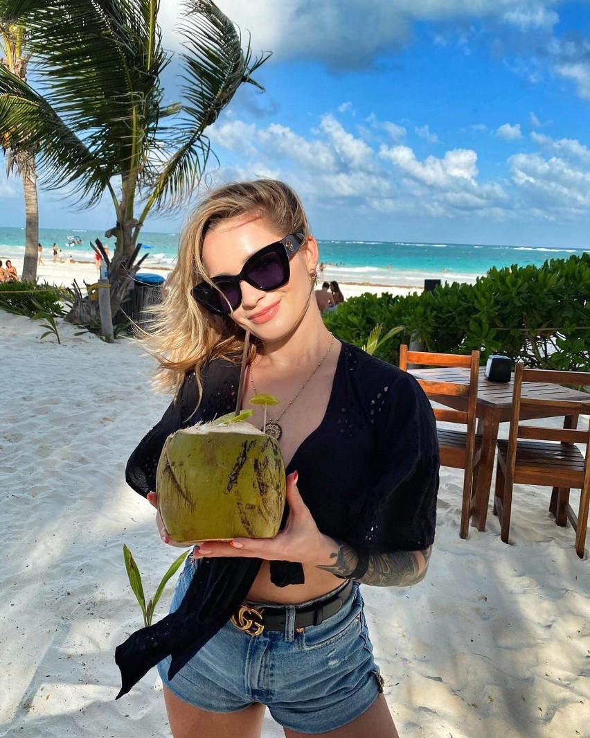 "Twoja twarz brzmi znajomo". Ewelina Lisowska pręży swoje idealne ciało na meksykańskiej plaży. Fani pytają: Powiększyłaś piersi?