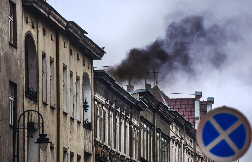 Zabrze. 90 dni ze smogiem [st. > 50 µg/m3, dopuszczalna...