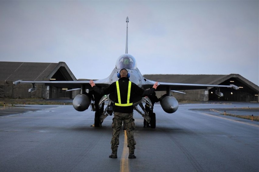 Nasze samoloty F16 z 32 BLT w Łasku już na misji na Islandii ZDJĘCIA