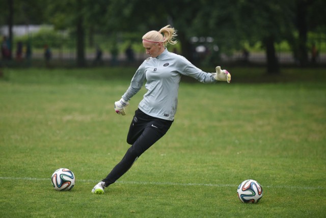 Trening mlodych bramkarzy GKS Katowice z Katarzyną Kiedrzynek