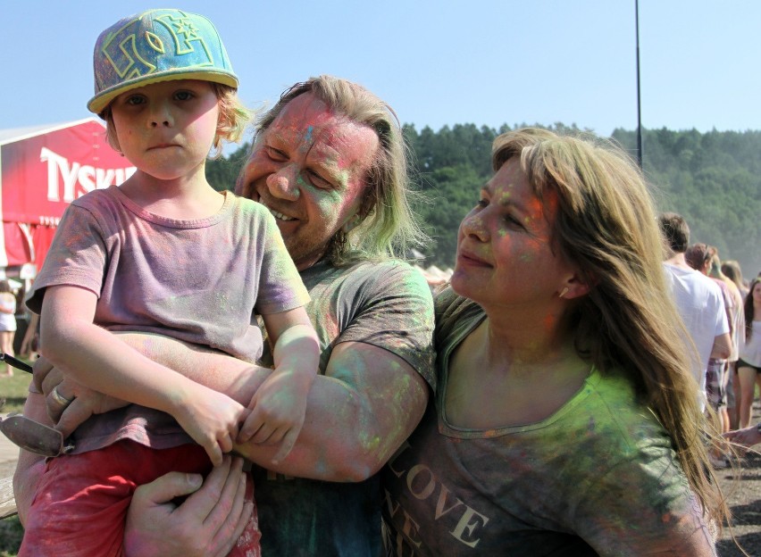 Festiwal Kolorów 2015 na Błoniach Zabierzowskich. Obsypali się kolorowym proszkiem [ZDJĘCIA]