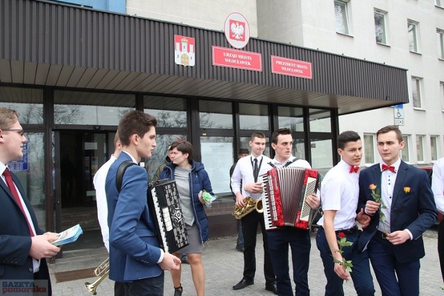 Młodzież wraz z opiekunami odwiedziła włocławski Urząd Miasta, by wręczyć czerwone i herbaciane róże paniom, nie tylko urzędniczkom, ale też petentkom.