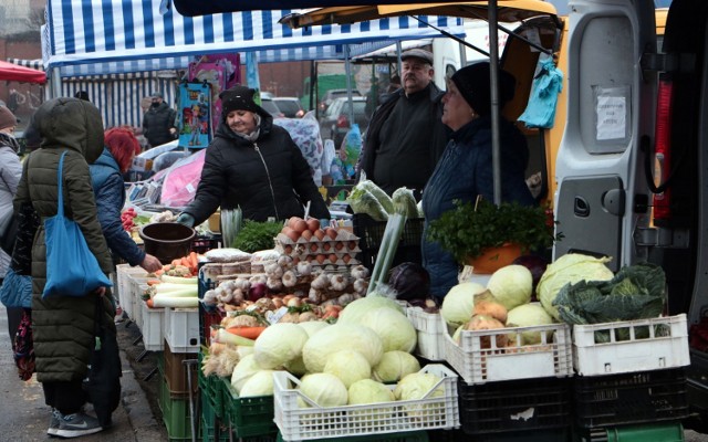 Na targowisku w centrum Grudziądza i kupujących, i sprzedawców w  lutym jest mniej niż zwykle