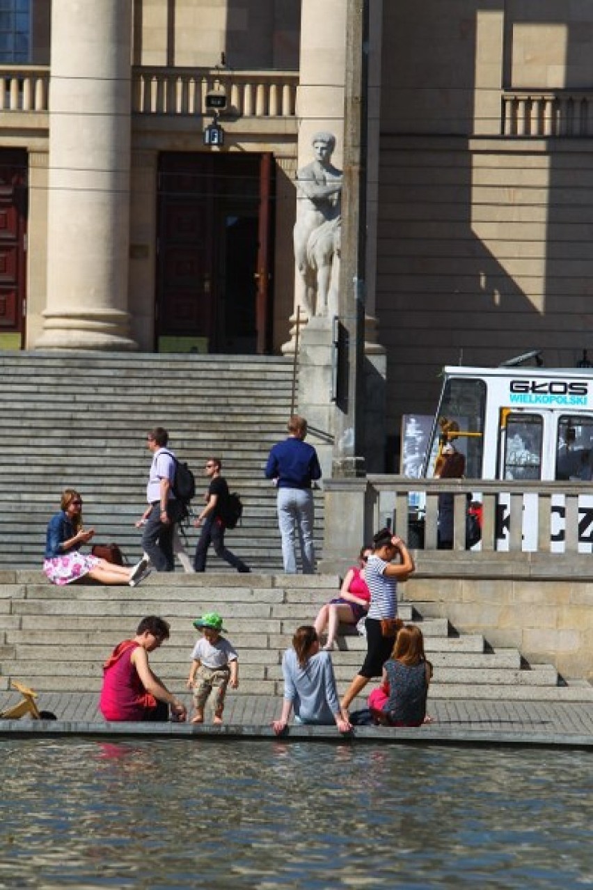 Park przed Operą Poznańską: wypoczynek przy fontannie