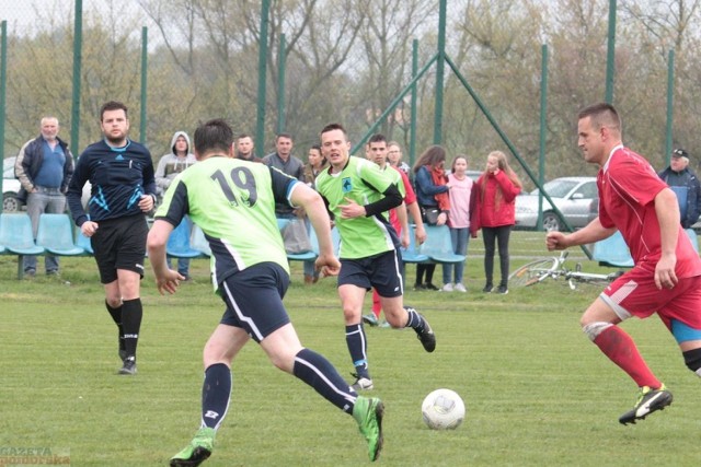 Mecz w Bobrownikach 14. kolejki B-klasy zakończył się remisem. Miejscowy Wiślanin zremisował z gośćmi z GKS Fabianki 2:2. Pod koniec meczu przyjezdnych kibiców musiała uspokajać policja. 

*****
Interwencja policji na meczu Wiślanin Bobrowniki - GKS Fabianki

