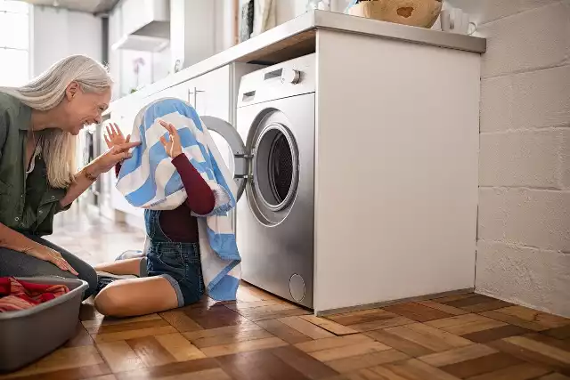 Pralka to sprzęt absolutnie niezbędne w każdym domu. Jakie parametry są najważniejsze? Zobacz, na co należy zwrócić szczególną uwagę przed zakupem pralki. Ładowność i sposób ładowania to podstawowe parametry, które są bardzo istotne przy użytkowaniu pralki. Sprawdź również, jakie funkcje dodatkowe może mieć nowoczesna pralka.