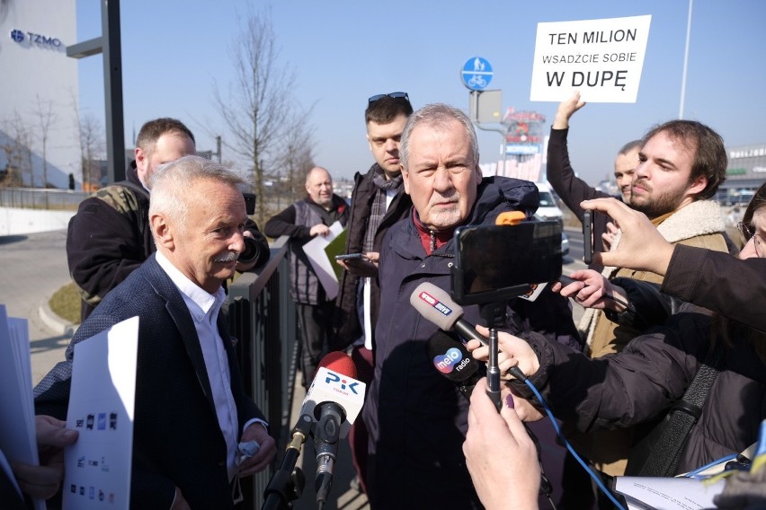 Protest pod siedzibą TZMO  w Toruniu. "Nie dla wspierania Rosji"