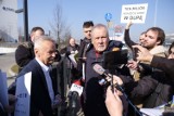 "Nie dla wspierania Rosji." Protest pod siedzibą TZMO, które mają fabrykę przy ul. Sikorskiego w Brodnicy. Zobacz zdjęcia!
