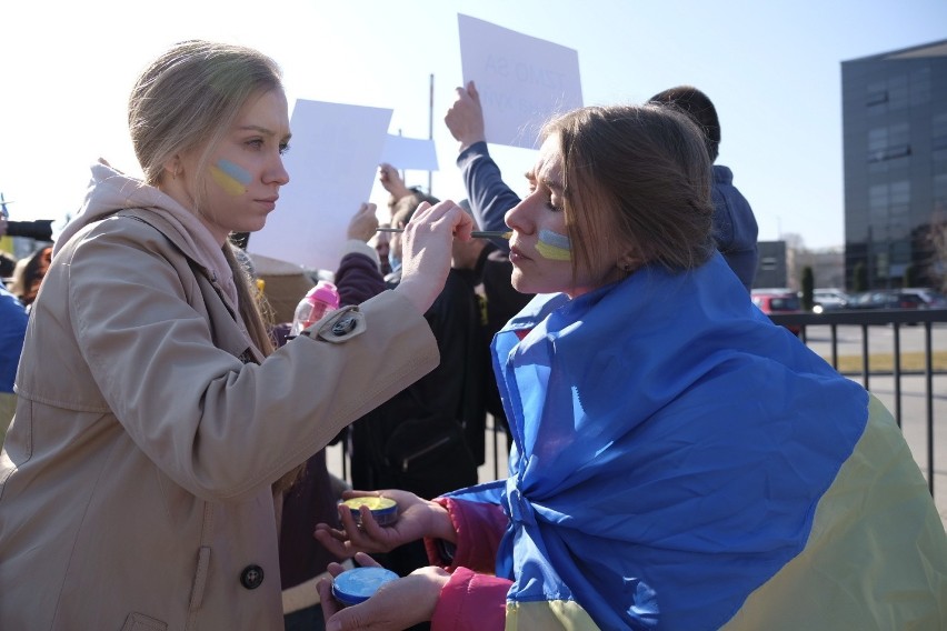 Protest pod siedzibą TZMO  w Toruniu. "Nie dla wspierania Rosji"