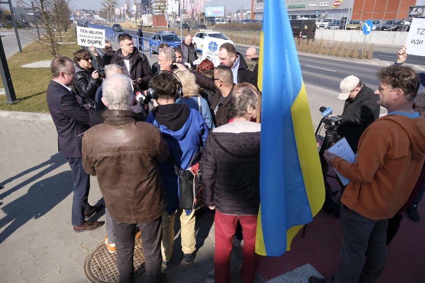 Protest pod siedzibą TZMO  w Toruniu. "Nie dla wspierania Rosji"