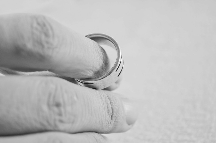 W 2015 r. w całej Polsce rozwiązano 205 253 małżeństw - o 20...