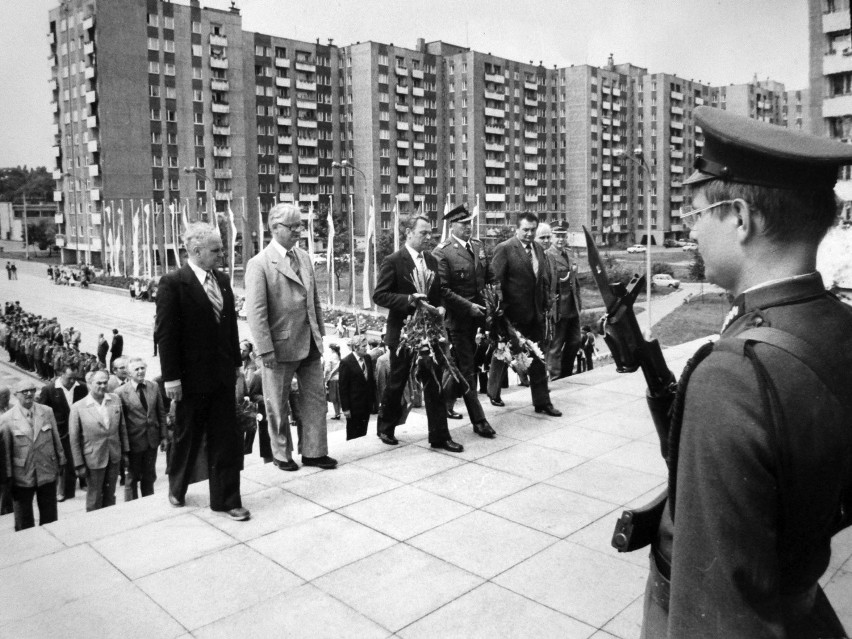 Święto 22 lipca - pamiętacie jeszcze domy we flagach i pomniki w kwiatach? Zobacz archiwalne ZDJĘCIA