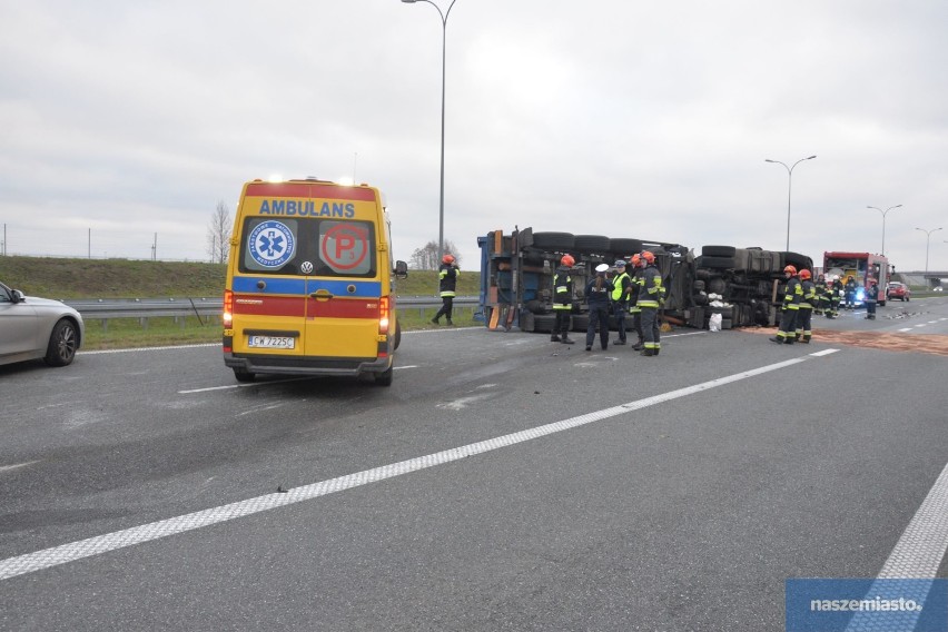 Wypadek cysterny na autostradzie A1. Wywrócony pojazd nie był dopuszczony do ruchu [zdjęcia, wideo]