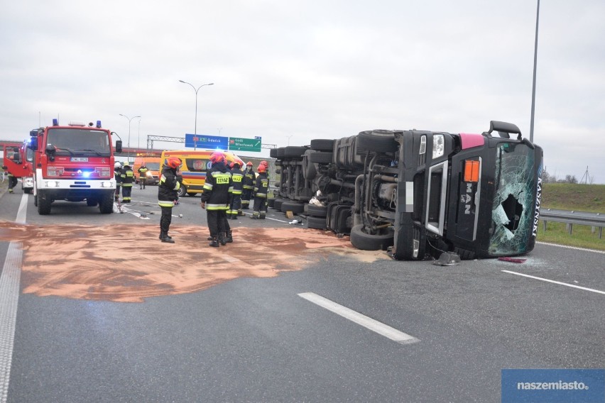 Wypadek cysterny na autostradzie A1. Wywrócony pojazd nie był dopuszczony do ruchu [zdjęcia, wideo]