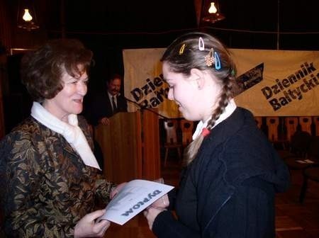 Jurorzy podpisują dyplomy. Na zdjęciu dr. hab Beata Możejko...