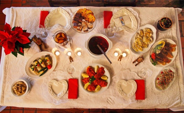 Jakich potraw nie może zabraknąć na wigilijnym stole? Przedstawiamy 12 najpopularniejszych dań na wieczerzę wigilijną.