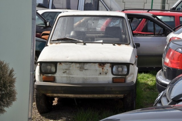 Parking przy ul. Saskiej w Krakowie. To tutaj trafiają wraki i odholowane auta