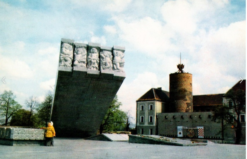 Pomnik przedstawia przywiązane do machiny oblężniczej...