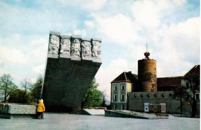 Pomnik przedstawia przywiązane do machiny oblężniczej postaci dzieci - zakładników. (Fot. rok około 1980)