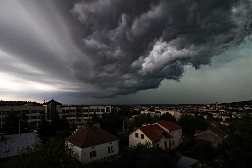 Ostrzeżenie IMGW dla Rzeszowa i Podkarpacia: Silne deszcze z burzami