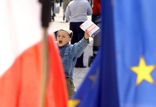 Jelenia Góra 20 lat temu świętowała wejście Polski do Unii Europejskiej. Zobaczcie, jak w 2004 roku wyglądało miasto i jego mieszkańcy.