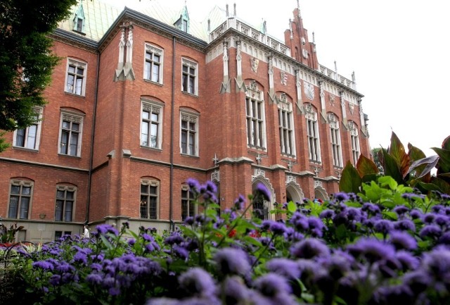 1) Uniwersytet Jagielloński: liczba studentów: 47 989, rok założenia: 1364, adres: ul. Gołębia 24, 31-007 Kraków
