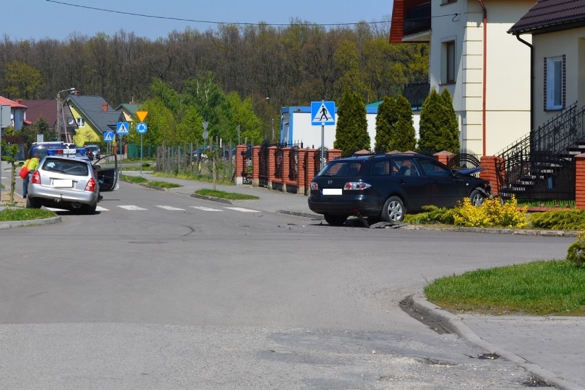Wypadek na skrzyżowaniu ul. Skarbka i Konopnickiej w Osięcinach [zdjęcia]