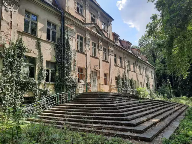Pałac w Sławie powoli popada w ruinę. Tutaj straszy duch historii