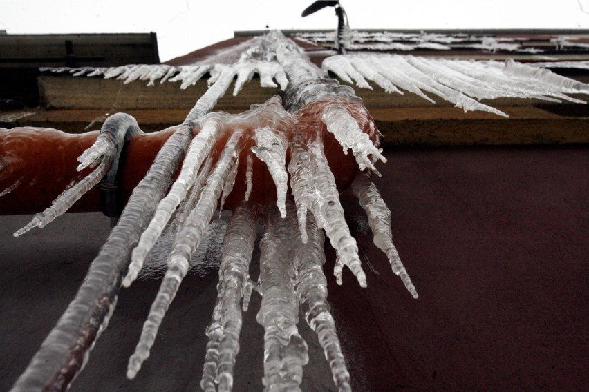 Zima 2017. Uważajmy na zalegający na dachach śnieg i zwisające sople [GALERIA ZAGROŻEŃ]