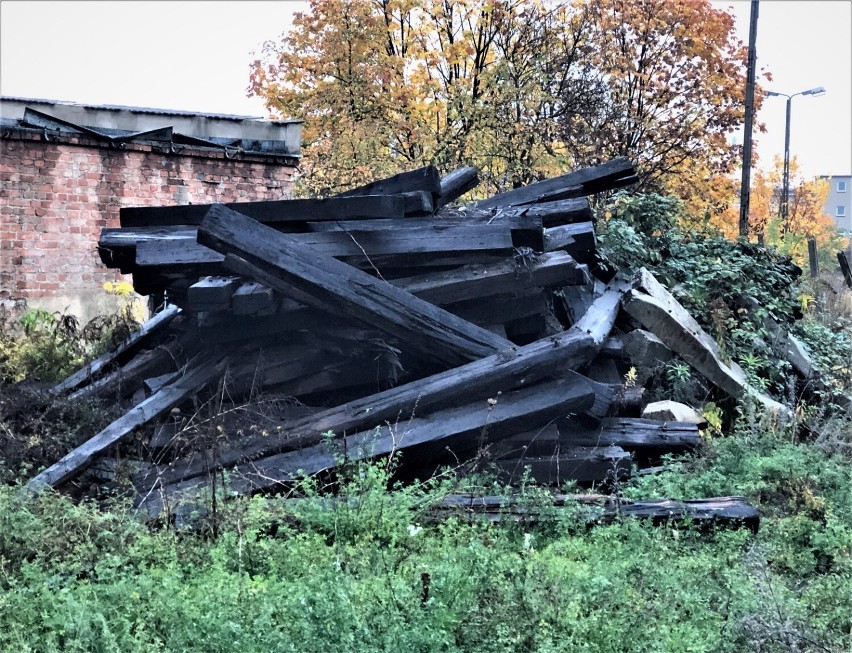 Kolejarze wynieśli się, a opuszczony teren nieopodal ulicy Towarowej szpeci Leszno
