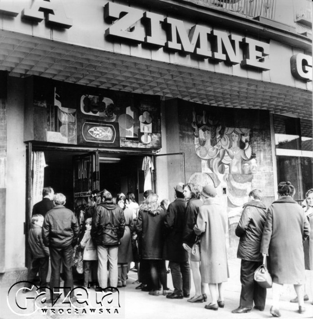 WROCŁAW 04.1971.
Kolejka po lody w kultowym barze Barbara we Wrocławiu