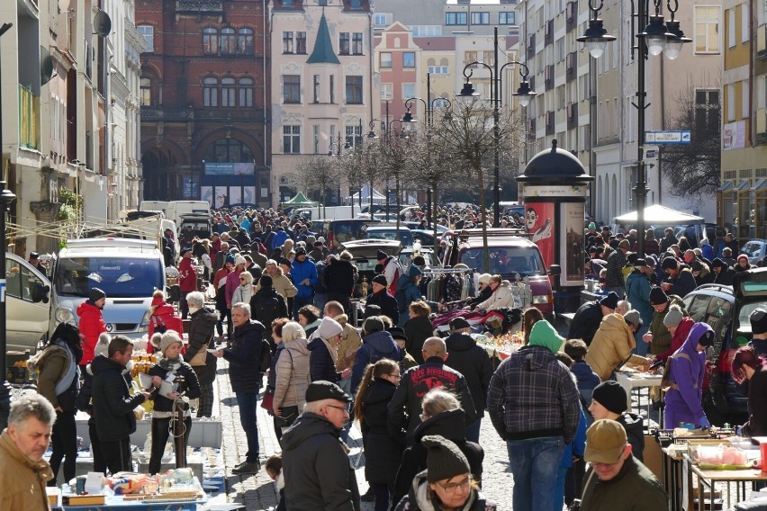 Co miesiąc legnicki rynek w godzinach trwania jarmarku...