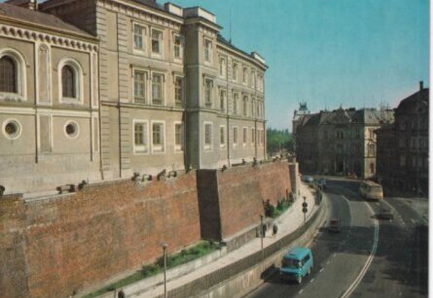 Zamek wzniesiony w XV wieku, wielokrotnie przebudowywany – obecnie siedziba muzeum. 1979 r.