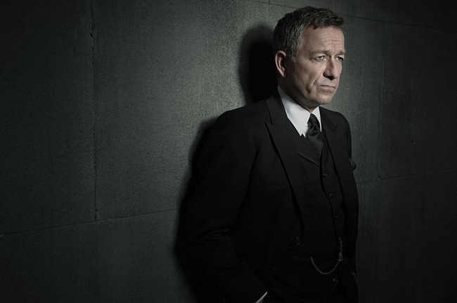 Alfred Pennyworth (Sean Pertwee) - kamerdyner w domu...