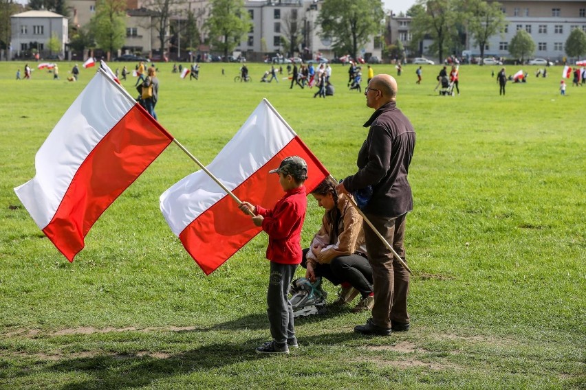 2 maja: jak wieszać flagę? WSKAZÓWKI oraz LISTA najczęściej popełnianych błędów