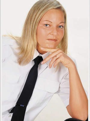 Izabela Zawadowska z komisariatu na łódzkim lotnisku im. Reymonta jest jedną z kandydatek do tytułu Miss Policji 2009. Hobby pani posterunkowej to sporty walki. fot. KWP w Łodzi