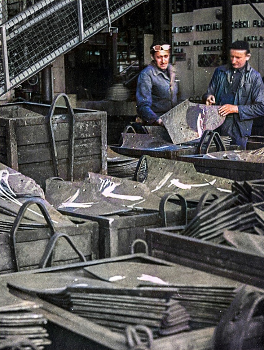 Tak wyglądała produkcja w fabryce Fabryce Maszyn Rolniczych „Agromet-Unia” w Grudziądzu. Zobacz pokolorowane zdjęcia 