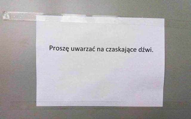 Ogłoszenia wiszące na klatkach schodowych to najprostszy sposób na komunikację między wszystkimi sąsiadami lub między mieszkańcami bloku a spółdzielnią mieszkaniową. 

Zdarza się jednak, że ogłoszenia takie przekraczają granicę dobrego smaku i absurdu... Czasem śmieszą, nierzadko załamują. Zobaczcie zbiór najdziwniejszych ogłoszeń zamieszczonych na klatkach schodowych.








Wideo: Pogoda na piątek, 6.10.2017

