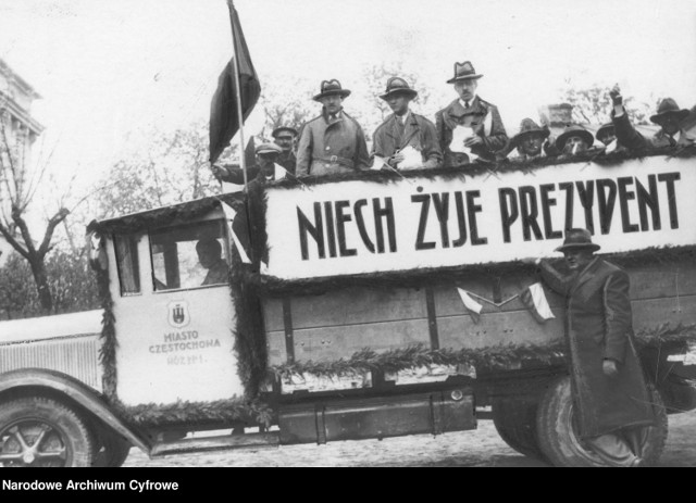 Samochód agitacyjny na ulicach Częstochowy z flagami i napisem na cześć prezydenta Ignacego Mościckiego.

ROK: 1933

Źródło: NAC

