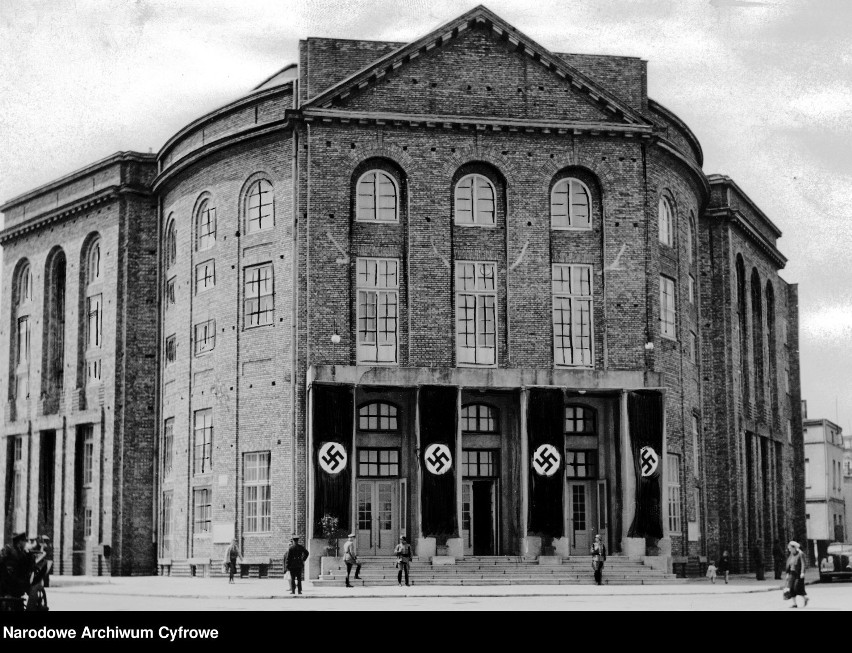 Gmach teatru - widok zewnętrzny.

ROK: 1942

Źródło: NAC