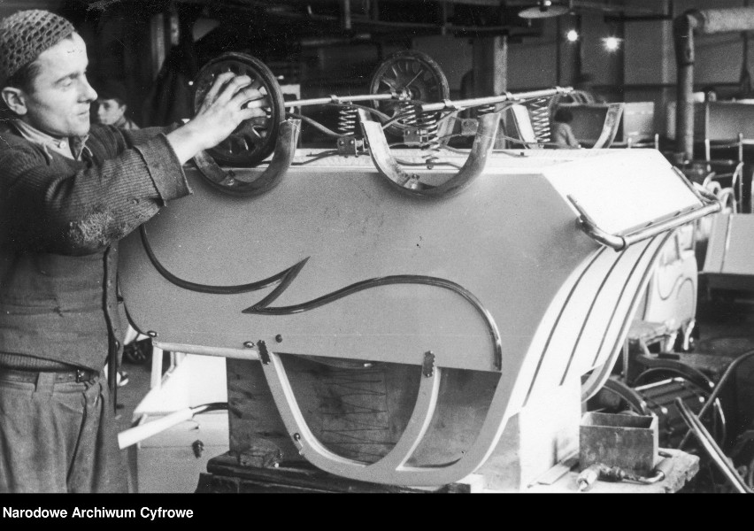 Praca w fabryce.

ROK: 1946-1948

Źródło: NAC