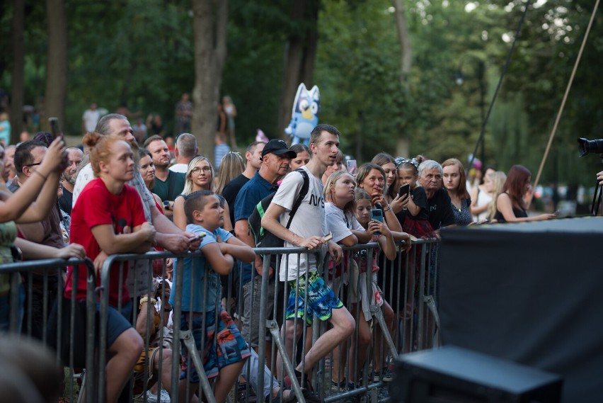 Koncert Sylwii Grzeszczak w Żarach. Takich tłumów w parku...