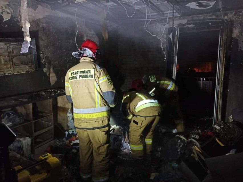 Groźny pożar przy ul. Bydgoskiej w Grudziądzu. Spłonęło mieszkanie. Jedna osoba trafiła do szpitala