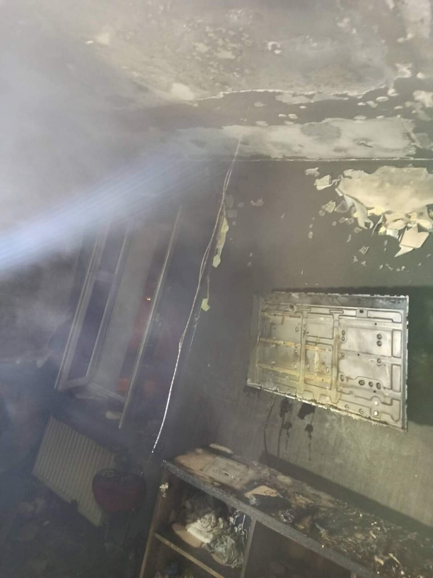 Groźny pożar przy ul. Bydgoskiej w Grudziądzu. Spłonęło mieszkanie. Jedna osoba trafiła do szpitala