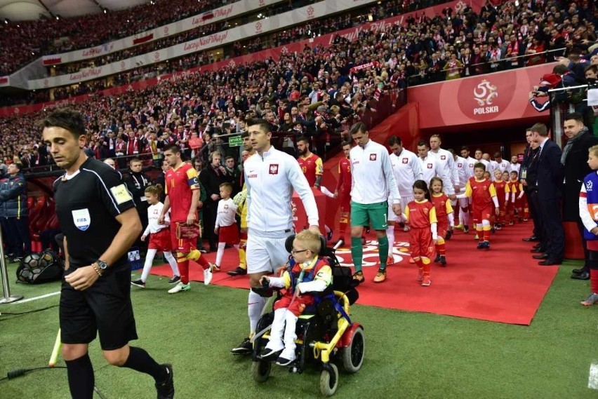 Mecz Polska-Czarnogóra. Franek wyprowadził na boisko Roberta...