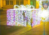 Straż miejska: W Kaliszu mężczyzna wdrapał się na świąteczną ozdobę [WIDEO]