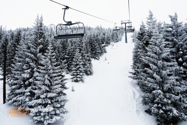 W Karkonoszach i Górach Izerskich sypnęło śniegiem. Idealne warunki na narciarskie zimowe ferie 2024.