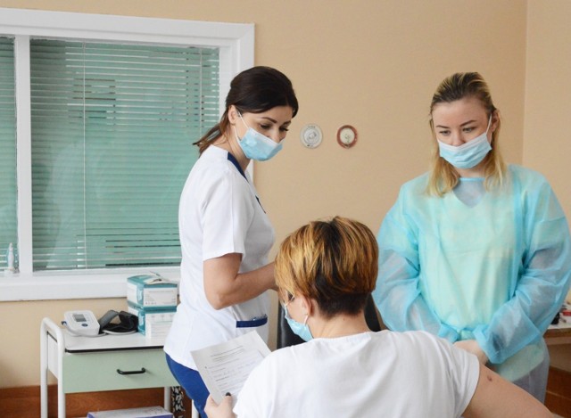 W Bełchatowie rozpoczęły się szczepienia nauczycieli, 16.02.2021