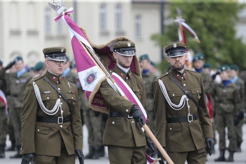 Wojsko Polskie zachęca do wstąpienia do służby wojskowej.